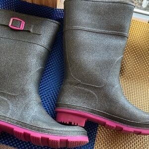 Kamik Kids Riptide Rain Boots,Charcoal Gray / Hot Pink Soles Size 5….side buckle